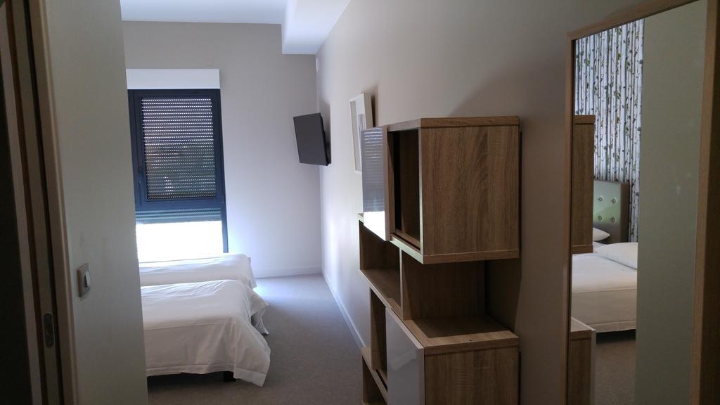 Dans Les Vignes Hotel Chamery Room photo